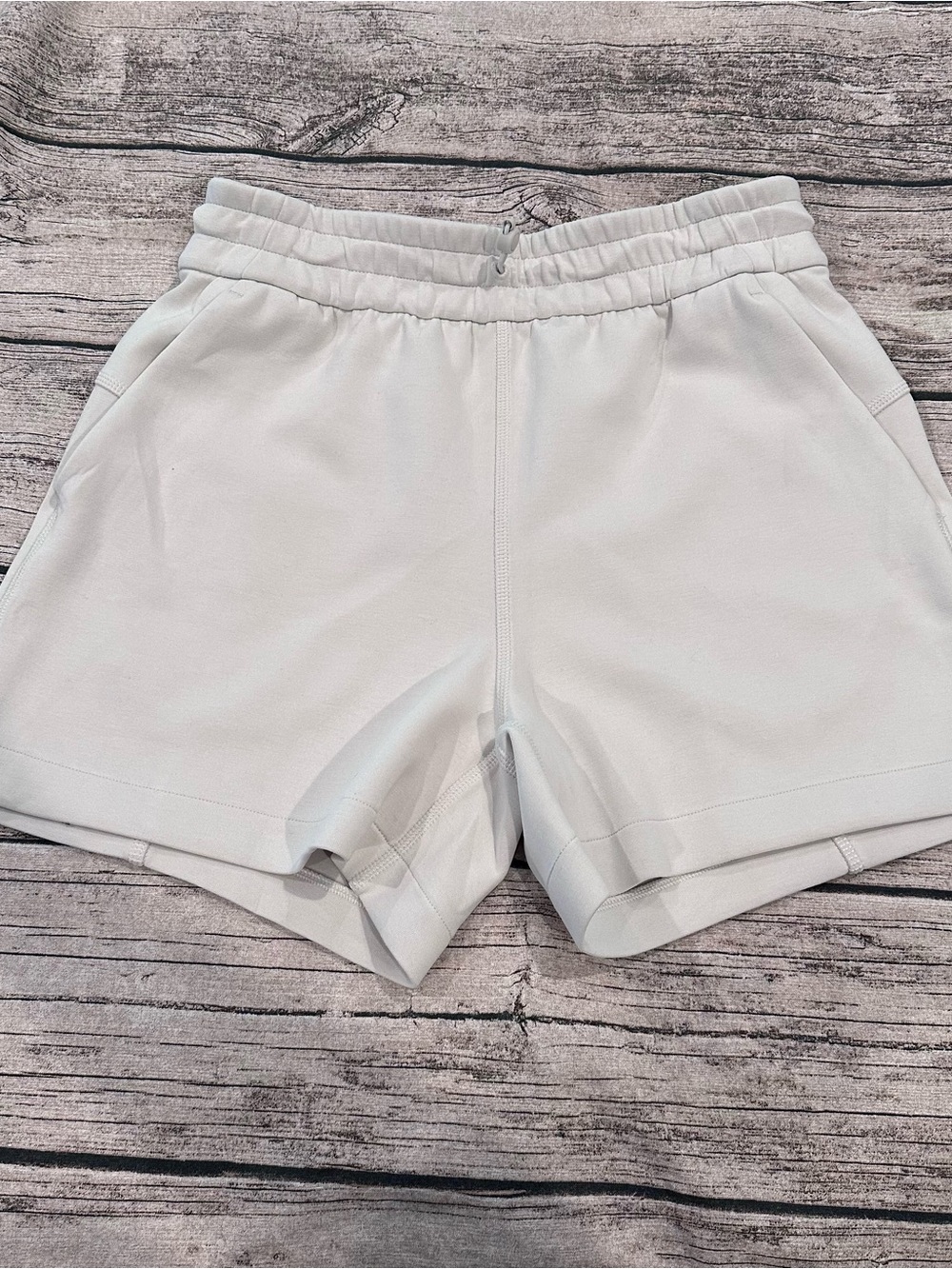 Lululemon Softstreme High-Rise Short, 4" in Bone Size 4